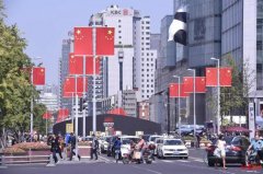 <b>郑州街头飘满了五星红旗，街头满是中国红。</b>