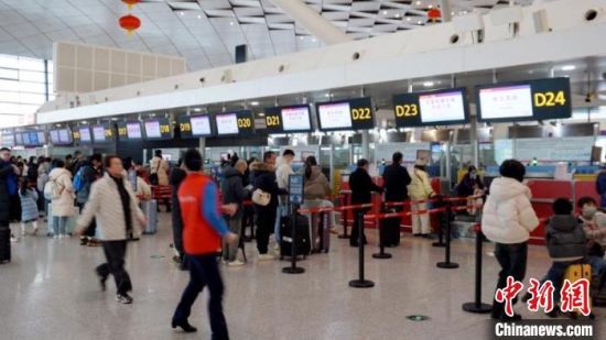 图为志愿者引导旅客去办理乘机手续。　郑州机场供图